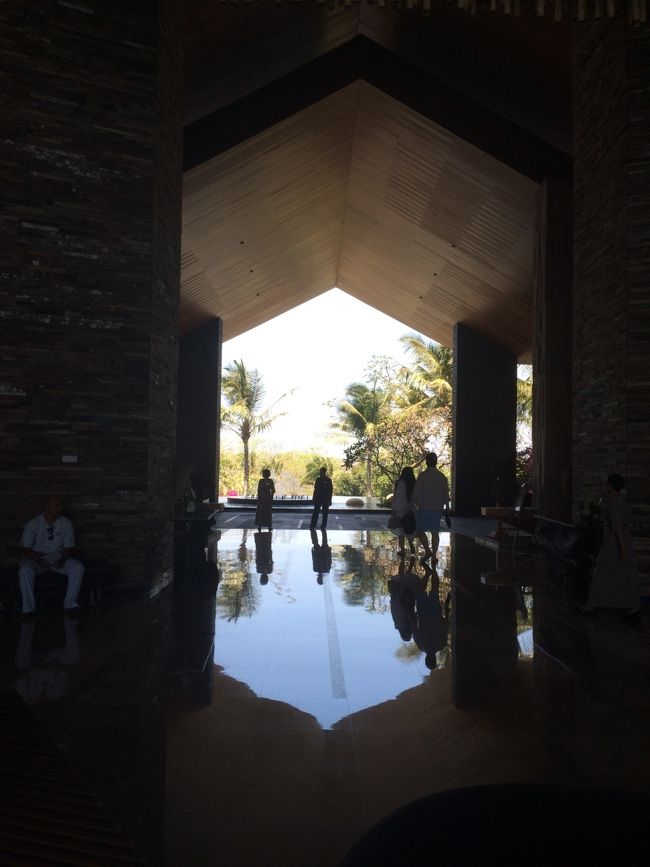 アヤナリゾートに到着！<br />まずは、宿泊するリンバジンバランの正面玄関で降ろしてもらいチェックインへ！<br />画像では暗いですが、実際は全然暗くはないので^^;