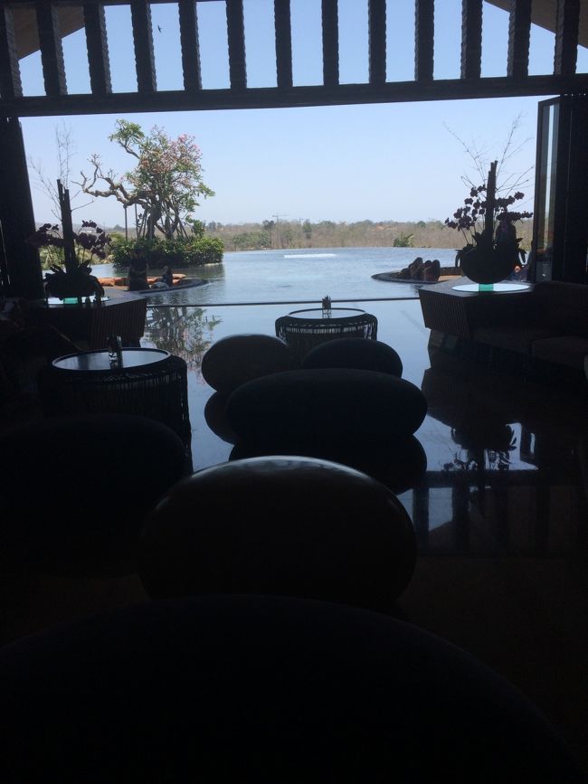 奥の吹き抜けはこんな感じで、船の先頭みたいな造りになっております。