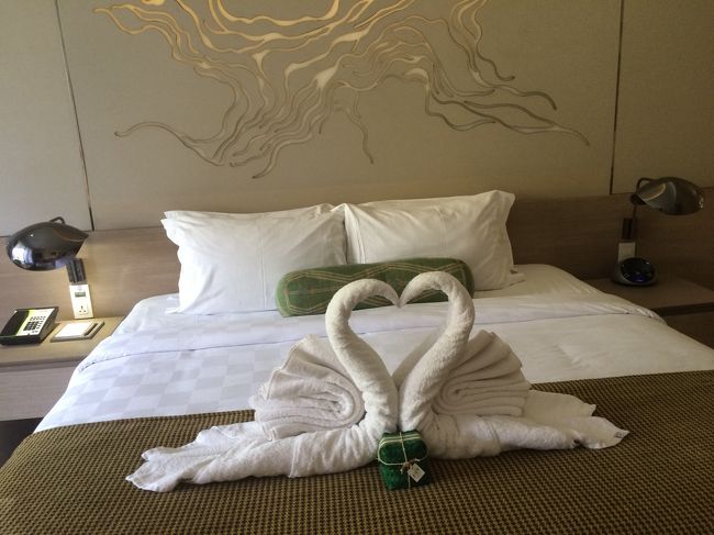 しかもベットメイキングでこんなお洒落なおもてなし！<br />しかも手前の緑の箱はプレゼントでした！<br />緑の箱もお洒落だし、中身はお菓子^ ^<br />良いお土産！<br />ハネムーンでは無いけど間違えられたのかな？笑