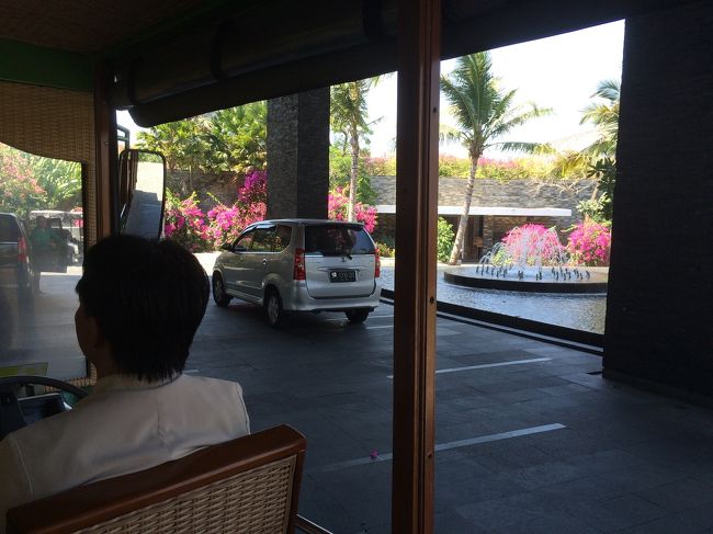 さっ、荷物も置いて、リゾート内散策へ！<br />アヤナリゾートの方へシャトルバスで移動！