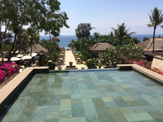 抜けると視界が広がり、広大な敷地のアヤナリゾートがお目見え！<br />海までやっと見れました！<br />天気もいいし最高！