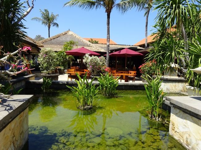 敷地内を歩いていると何箇所かレストランがありました。<br />部屋にリゾート内の地図があり、レストランの案内もありましたが、カフェやロックバーも含めるとレストランが10箇所以上もあります。<br />選び放題！テンション上がる！