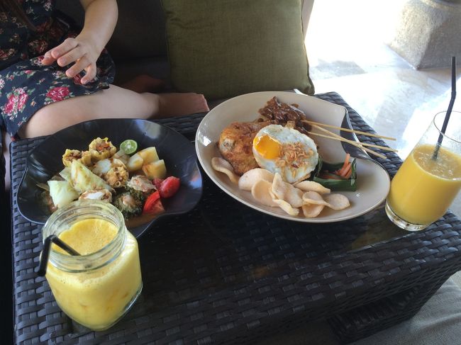 飲み物は、ノンアルコールのマンゴーシェイクとミックスジュース。<br />そして食べたかったナシゴレン！<br />もう1皿は何か忘れました。笑<br />が、美味しかったです！<br />