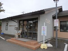 次に訪れたのは温泉♪
頓原天然温泉ラムネ銀泉
https://www.ramune-ginsen.com/
入浴料　大人５００円　小中学生２５０円
定休日　毎週木曜日

今年の春、ちゃみおがひどい肩凝りになった時に来て、とっても楽になりました。
今回はそこまで肩凝りはひどくないけれど、せっかく島根に来たら温泉に入らないとね。

お客さんが多かったので、中の写真はありません。

温泉でさっぱりした後、帰途につきました。