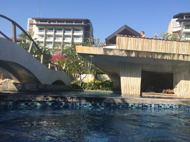 こちらはプールバーに<br />手前は温水ジャグジー！