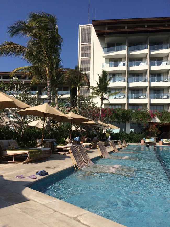 プール内にチェアがあります。<br />お洒落！