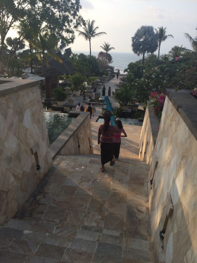 プールで遊んだ後、部屋でお風呂に入り、着替えて、またアヤナの方へ移動！<br />夕食を海沿いにあるシーフードレストランを予約してるので、それまでロックバーに行く事に！