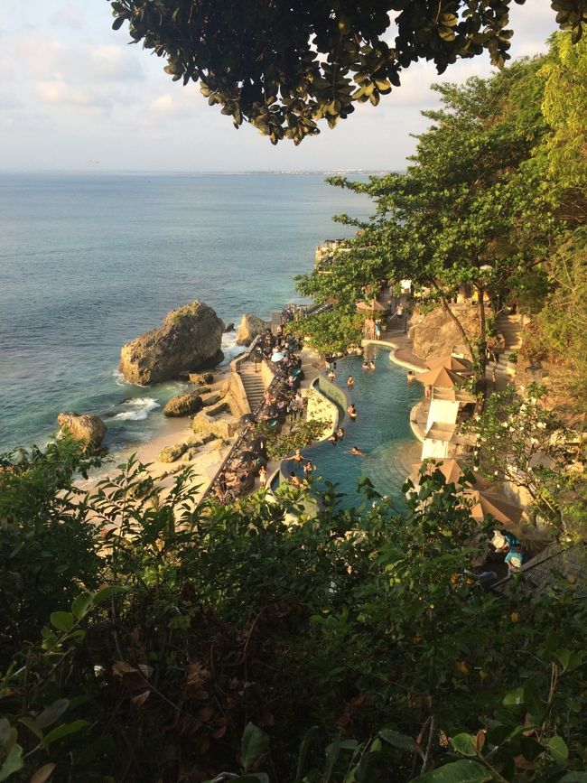 こちらが有名な海沿いのインフィニティプールですね！贅沢なプール！<br /><br />この横にロックバーがあります。<br /><br />②へ続く