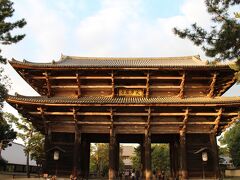 １５：２５
奈良にきたのですから、大仏はみないと！ということでやってきたのがお馴染み『東大寺』。
南大門で撮影をして時計を確認したら大仏殿の入場時間の5分前！
このあとダッシュでチケット売り場へ急ぎます（笑）