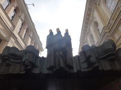 女性にケディミノ大通りまで連れて来てもらい、あっちに行けば王宮だから、と教えてもらったところで別れました。感謝、感謝です。あー良かった。
私はどうも、ピリエス通りの1本か2本横の道を、ホテルへの道と勘違いして、ぐるぐる回っていたようです。この国立ドラマ劇場の前を通り過ぎて、ケンピンスキーホテルを通り過ぎてから、やっとピリエス通りですね。この翌日からは、国立ドラマ劇場の3人を目印にしました。