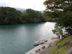 駐車場を抜けていくと毘沙門沼です。ボート乗り場もあります。
五色沼というのは、このあたりの湖沼群の総称で、その中で一番大きな毘沙門沼です。