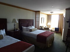 ５泊目から６泊目は、良いホテル悪いカジノの
「エル コルテス ホテル アンド カジノ(El Cortez Hotel and Casino)」

住所：600  FREMONT STREET LAS VEGAS, NV 89101
http://www.elcortezhotelcasino.com

【手配方法】
今回もホテルマネージャーにメールでやりとりをしました。05月16日に２部屋分の料金を問い合わせをして、翌日に「３泊で１部屋/$202」と返信がありました。やはり、09月30日土曜日が高い設定で、少し予算オーバーです。これを受けて、リオ２泊＆ラフリン２泊に決めました。
その後、退院をし、08月26日にメールをして、翌日に「２泊で１部屋/$78」という返信。他の予約サイトと比べると安いので、confirmation numberを貰いました。ホテルサイトで予約をすると09月13日現在＄150.17だったので、節約出来たと思います。
部屋は「タワールーム＆２ベッド」で、「＄15フードクレジット」付きです。前回は、$25だったので、渋いです。
