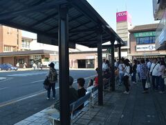 近江八幡駅から、八幡堀・ラコリーナ方面のバス停は人だかり
始発なのに10分ぐらい遅れてバスが来ました