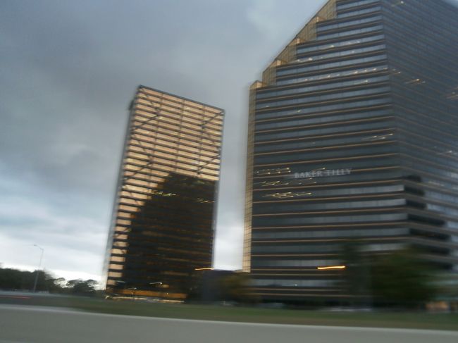 夕暮れ迫るモーターウェイからのデトロイト郊外