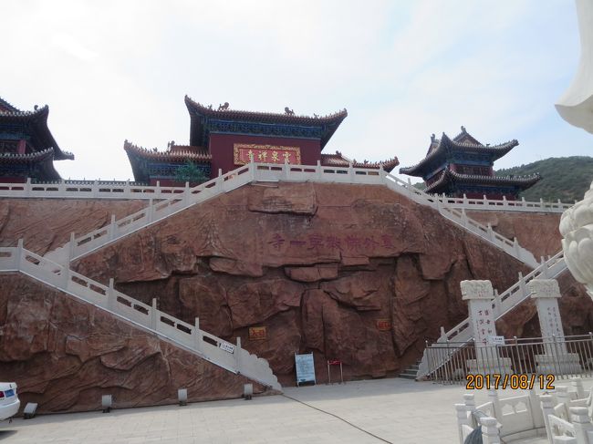 次にバスを乗り継いで「雲泉禅寺」へ行く。<br /><br />地球の歩き方に載っているとおり「賜儿山」というバス停で降りると，はるか山の中腹にそれらしいものが見える。<br /><br />何度か「引き返そうか」と思うほどの延々と続く坂を上る。<br /><br />想像していたとおり，再現ものの建物で，ほとんど興がわかない。<br />大同での華厳寺・善化寺を堪能した目から見ると，こうした作り物めいたお寺はやはり物足りなく感じる。<br />