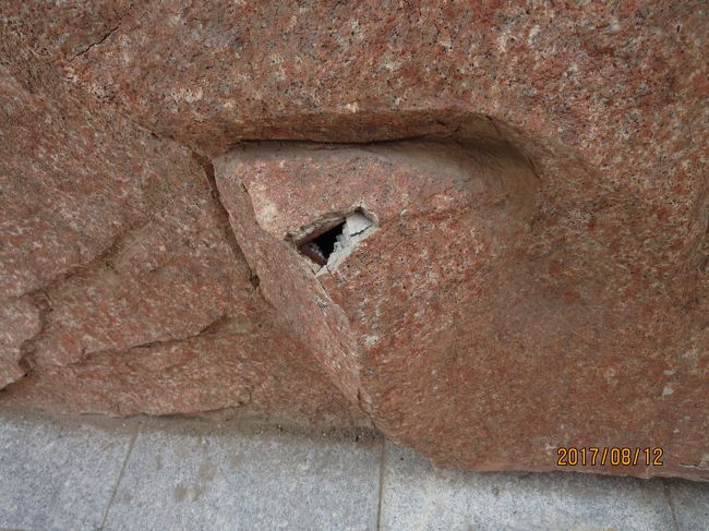 山の稜線を登るごとに，段々畑のように平地が現れ，それぞれに御堂が配置されている。<br />特に興趣を削いでいるのが，その段差を覆ういかにも安っぽい岩肌のイミテーションである。<br />ところどころに穴が開いており，薄い張りぼてであることがわかる。<br /><br />