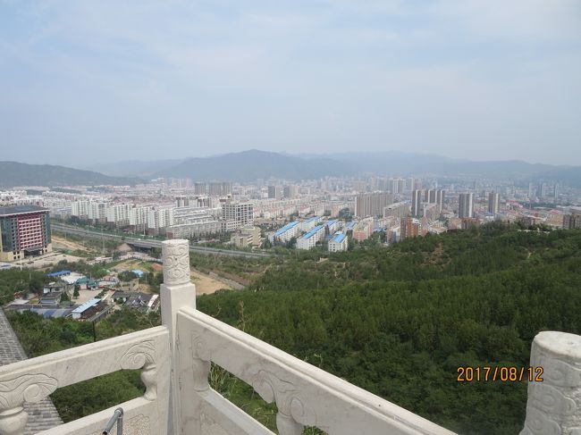 ここからの張家口の眺望は素晴らしいと聞いていたのだが，これもやや期待外れ。<br />中国の街に共通している白っぽい（しかも微妙に煤けている）中高層ビルが整然と並んでいる風景が視界の大部分を占め，これはおそらく戦前多くの日本人が暮らしていた当時そうであったと思われる自然に包まれたのどかな街とはかけ離れた風景なのであろう。<br /><br />