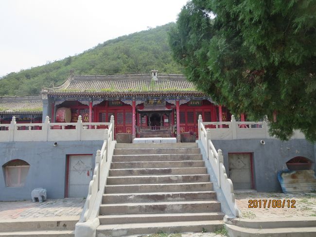 こうしたいくつかの層を登って，最上層にたどり着いたら，今度は対照的に草むした「戒壇」があった。