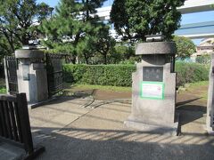 梅屋敷公園に到着しました。京急線梅屋敷駅近くの国道1号線沿いにある小さな公園です。ひっそりとした公園で、何も知らなければ通りすぎてしまいそうな感じですが、実はここにはかつては広大な梅園あったという、なかなかの史跡だそうです。。