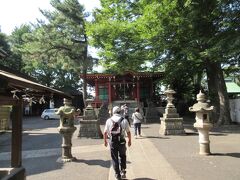 博物館を後にしてさらに洗足池に向かって進みます。途中馬込八幡神社に寄ります。ここは旧馬込村の総鎮守で、建久4年（1193）に、馬込の松原（北馬込2丁目付近）にいた、源頼朝の家臣の渡辺対馬守正久が、京都岩清水八幡宮の分霊を勧請し、この地に翌年建立したそうです。