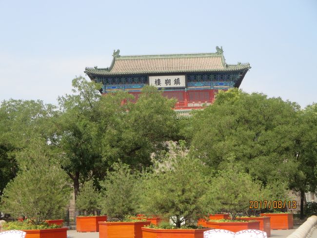 大同のように町全体を囲む城壁は市内からは望めない。<br />街を歩いて目立つのは，街の中心軸である「清遠路」に建っているを２つの楼閣である。<br /><br />南側のが「鎮朔楼」<br />