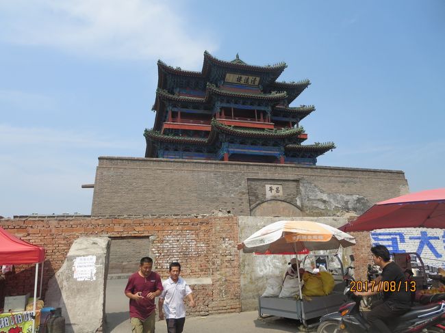 北に建つ「清遠楼」<br />門には「昌平」という文字が刻まれている。<br />昌平とは，儒教の文脈で使用されるときは，孔子の生誕地にちなむ命名（昌平坂学問所など）であるが，この場合は字義どおり「国が盛んで、世の中が平和なこと。」の意味であろう。<br />