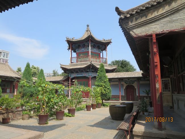 この美しい楼閣は，おそらくミナレットという位置づけなのだろう。