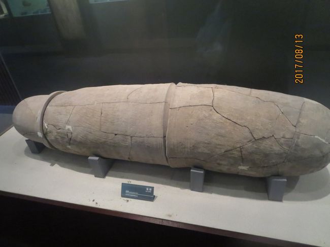 中国の博物館でこのような甕棺を見ることはむしろ稀なような気がする。<br />日本と異なり，中国では子供を葬るときに限って用いられたそうだ。<br />この甕棺は戦国時代のものであり，やはり子供の遺骨が納められていた。<br /><br />