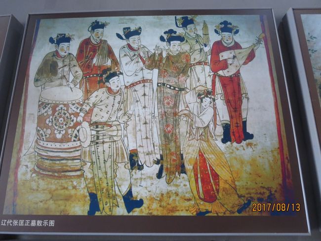 宣化近郊に壁画で有名な遼墓があることは事前に調べていたのだが，アクセスが悪そうなのと，墓内は撮影禁止らしいので行くことは断念していた。<br />この博物館には，その復元が展示されている。<br />遼といえば，耶律阿保機が打ち立てた，やはり北方民族による国である。<br />壁画に描かれた当時の風俗など大いに興味がわくものである。<br /><br />右上は「音楽にあわせて舞う歌姫」，左下は酒を燗しているように見える。<br />中央下は，供応を受ける墓主であろうか。<br /><br />衣服や髪形，楽器の形など中国風でありながら，どこか少しそれと違う感じもする。<br />人物の体つきや身のこなしも，こころもち騎馬民族的精悍さを感じる。<br />