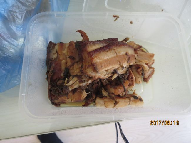 ホテル近くに大型のスーパーを見つけ，惣菜コーナーで客家料理の「梅菜扣肉（メイツァイコウロウ）」と，ビタミン不足を補うため何種類か果物を買ってきた。<br />
