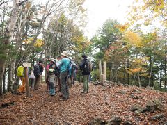 なんだか人が集まってる？と思ったら、どうやら山頂に到着した！？