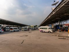 カンボジア・タイ旅行２５日目。

開けて翌日、本日はバスに乗ってバンコクへと戻ります。

バンコクへはバスで約８時間位かかるので、朝早くに起き昨日の夜荷物を纏めていたので、すぐにチェックアウトをしてトゥクトゥクに乗りバスターミナルへ.......本当は歩いてバスターミナルまで行こうとしたのですが、意外に遠いので諦め。

そしてバスは時間通りすぐに出発！！
バスはカムペーン・ペット→ナコーンサワン→シンブリー→アユタヤ経由で約８時間かけやっとバンコクに到着。(;´ρ`)ﾁｶﾚﾀﾖ･･･

北バスターミナルは相変わらずごちゃごちゃとしていて、分かりづらい.....さらにアヌサワリーのロットウ乗り場が廃止になり、北・東北地方行きのロットウ乗り場がこちらに移転してきた物だから、さらにごちゃごちゃしている。
