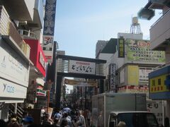 朝から戸越銀座商店街も超混雑｡
このイベント､一番嬉しかったのは沿線の商店街の皆さんのようですね(お出かけに池上線を使った沿線住民の方々は大変迷惑だったようですが…)｡人気の商店街戸越銀座ですが､さすがに普段はここまで混雑していないようで､地元の人もびっくりしていたようです｡