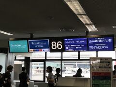 成田空港10:30のJAL413でヘルシンキに向かいます。
飛行機に着席したら機内アナウンスで
「滑走路近くで作業していた作業車が故障したため、滑走路が閉鎖されております」
で、成田空港を離陸したのが12:30過ぎ。
2時間ほど遅れました。
