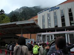 木曽町から菅の台バスセンターまでブッ飛ばして車を止め（駐車料600円がせせこましい）、バスに揺られて10時20分頃に駒ケ岳ロープウェイしらび平駅に到着しました。
バスとロープウェイ合わせた往復のチケットが3900円と少々お高いです。
割引券情報を探したものの、チケットぴあで駒ヶ根まるごとバリューきっぷマイカープラン（http://t.pia.jp/pia/event/event.do?eventCd=1715494）というのがありましたが、これは3900円でバスとロープウェイの往復にホテル千畳敷でのドリンク券がつくだけのチケット。しかも決済と発券でちょくちょく手数料がかかるらしいので今回は見送り。