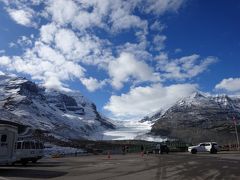 雪上車で行くコロンビア大氷原。
たまたま雪上車内が日本人と中国人だけだったため車内アナウンスも行き日本語、帰り中国語となって有難かった♪
水色の氷河の上に降り立ち観光。

寒さもさることながら足元もいつ濡れてこないかと少しひやひや
ただのスリッポンで参加した私。
防水スプレーを振ってきて良かった！

