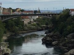 スタリモスト上から見たネレトヴァ川です。
このあとスタリミストを下から見るために川いおりて行きます。
