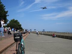 城南島海浜公園に到着しました。3連休＋天気が良いので大勢の人が居ました。しばらくの間、着陸してくる飛行機を眺めます。