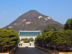 青瓦台。バックには北岳山。