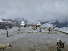 いきなり登ったせいか、足がふらふら、心臓どきどき。酸素が薄いってこういうことなのですね。しばらくすると慣れてきました。