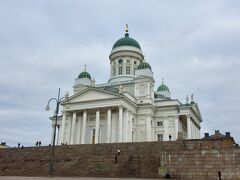 マーケット広場を出て坂を登って行くと、ヘルシンキのシンボル、ヘルシンキ大聖堂に到着します。