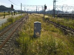 いきなり米原駅ですが、近江鉄道の米原駅付近は線路近くまでススキが生い茂り右の方に見えるJRの米原駅より明らかにのどかです(^_^;)