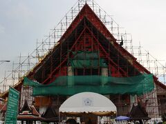 アユタヤ遺跡
これまた、修復している寺院(=プラ モンコン ボピット)がありました。