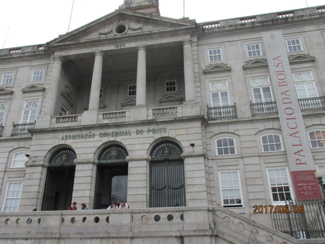 エンリケ航海王碑の立つ広場の正面にはボルサ宮殿が建っている。大航海時代の商工会議所（Ａｓｓｏｃｉａｔｉｏｎ　Ｃｏｍｍｅｒｃｅ　Ｄｏ　Ｐｏｒｔ）だ。