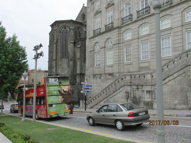 広場の右端には古びた教会が建っている。