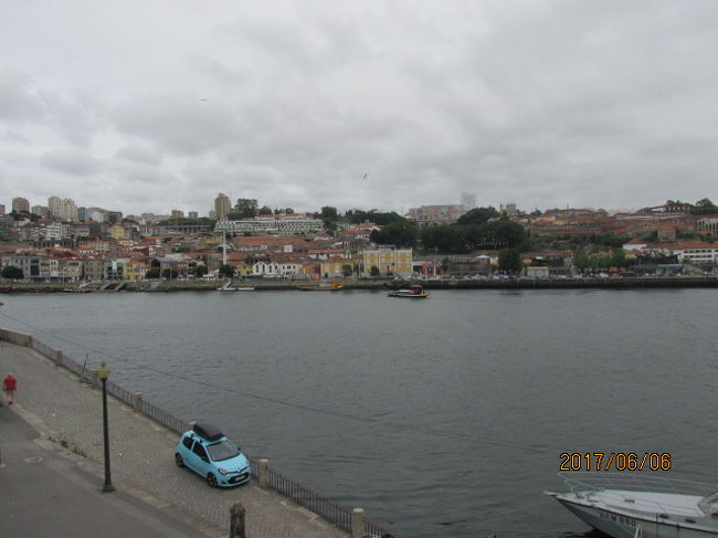 バンコクのチャオプラヤー川のような賑わいはないが、これはこれで落ち着いて良い。