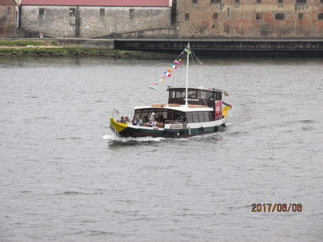 ああ、随分モダンな渡船が航行している。