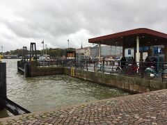 港に到着。右側にある赤い屋根のところが待合室になっています。