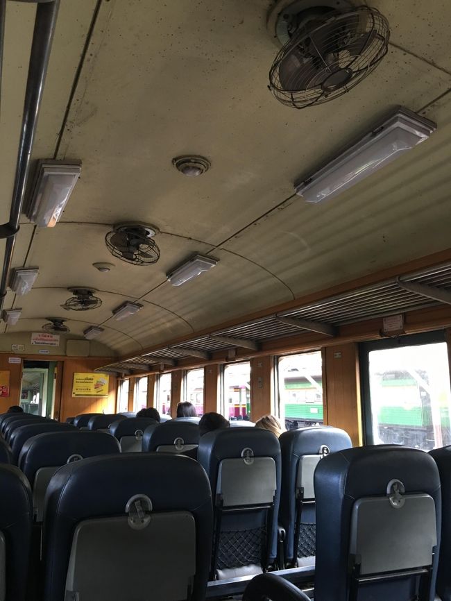 初日はアユタヤへ電車移動、特急に乗れなかったため鈍行利用。<br />遅い、暑い、臭い、古い。<br />まあ仕方ない。それなりに楽し。