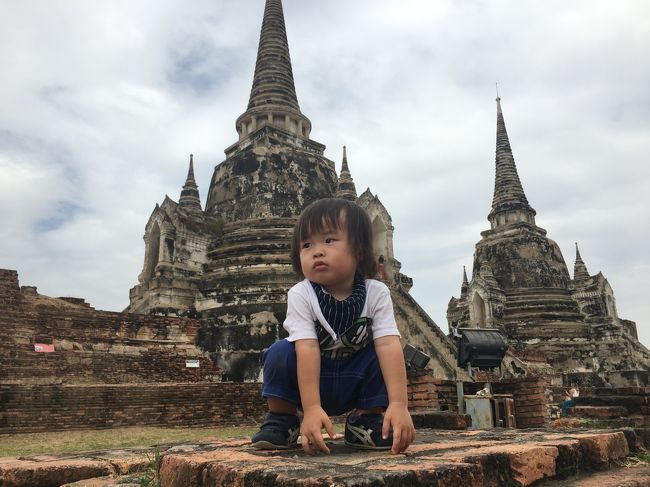 三兄弟姉妹の真ん中、娘が熱を出してしまい、<br />アユタヤ滞在中はずーっと不機嫌。<br /><br />末っ子はめちゃ元気。<br />マレーシアで暑さ、汚さに慣れているため？